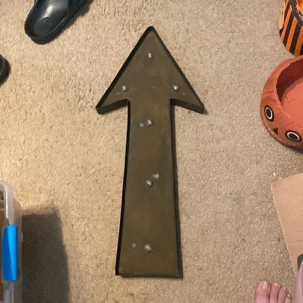 Vintage-Style LED Arrow Marquee Sign - Rustic Metal Lighted Wall Decor
